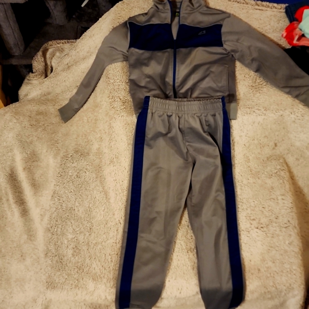 Kids jogger set is size 8